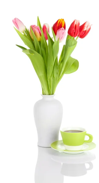 Hermosos tulipanes en cubo con taza de té aislado en blanco —  Fotos de Stock