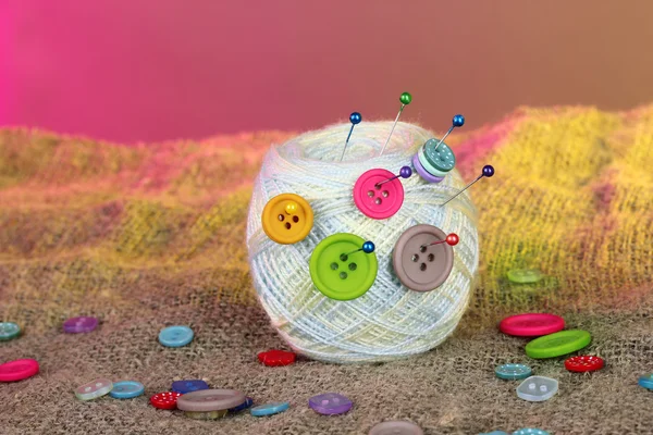 在彩色背景上的按钮中的线程的球 — 图库照片