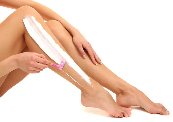 Belle femme se rase la jambe, isolée sur du blanc — Photo
