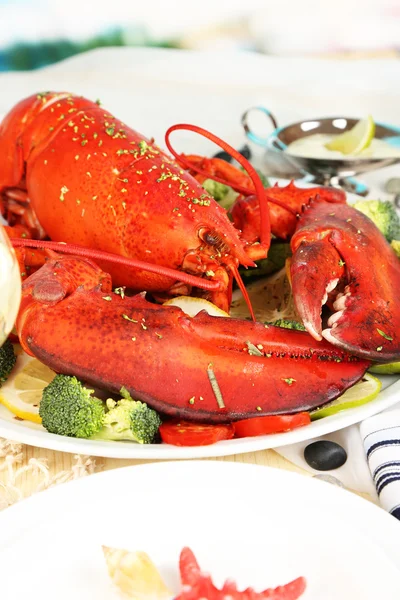 Lagosta vermelha na bandeja na mesa de serviço close-up — Fotografia de Stock