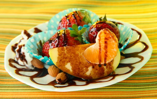 Fruta em chocolate no prato na toalha de mesa close-up — Fotografia de Stock