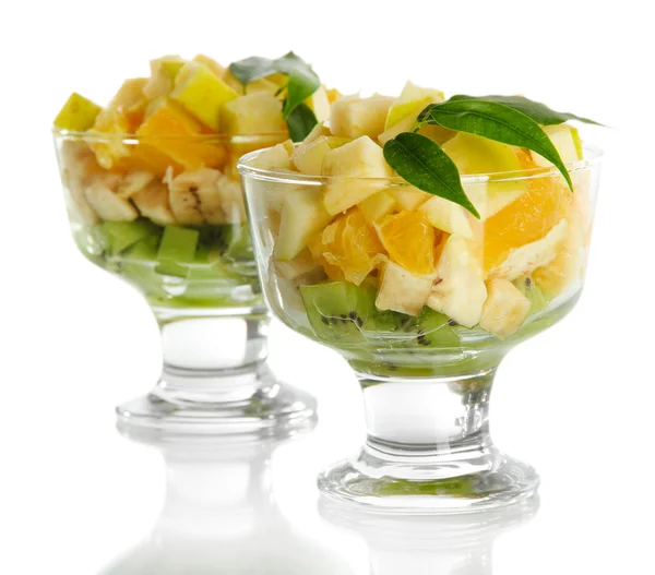 Ovocný salát v misce pohár izolované na bílém — Stock fotografie
