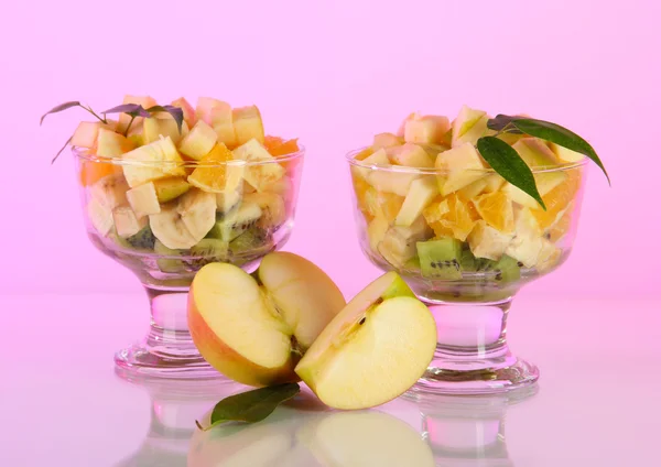 Salada de frutas em um prato de sundae em um fundo claro — Fotografia de Stock