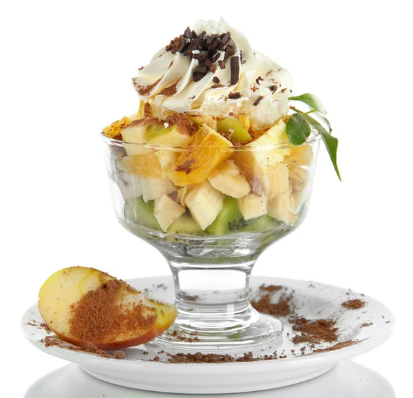 Ensalada de frutas en un plato de helado aislado en blanco — Foto de Stock