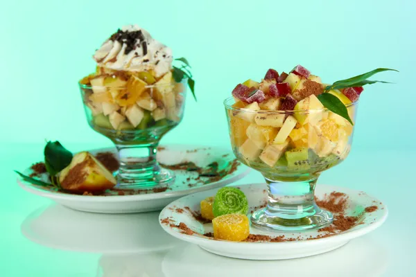 Ensalada de frutas en un plato de helado sobre un fondo azul —  Fotos de Stock