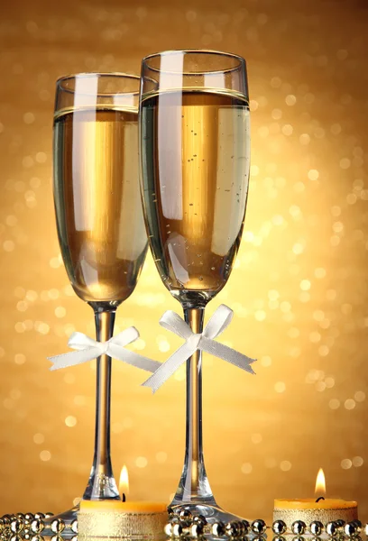 Two glasses of champagne on bright background with lights — Stock Photo, Image