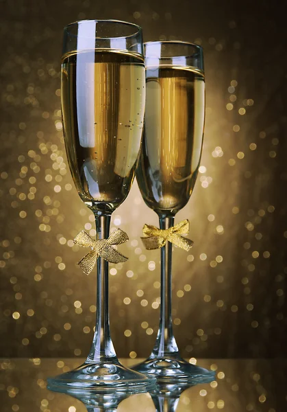 两杯香槟在灯光明亮的背景上 — 图库照片