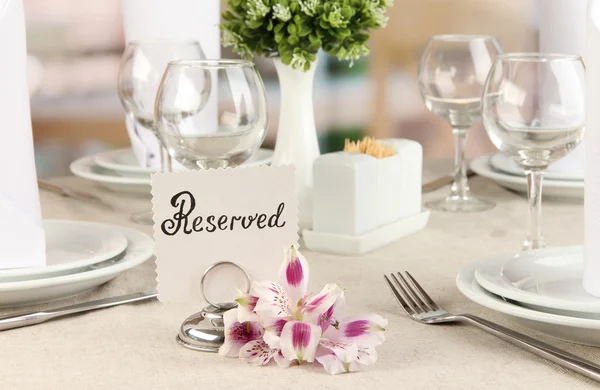 空の皿およびガラスとのレストランのテーブル予約記号 — ストック写真