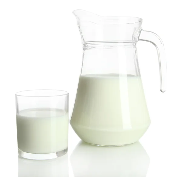 Leite saboroso em jarro e copo de leite isolado em branco — Fotografia de Stock