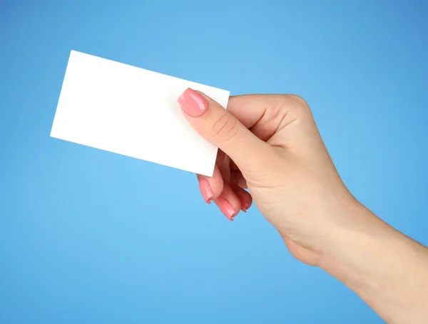 Tarjeta de mano femenina, sobre fondo de color — Foto de Stock