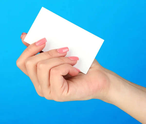 Tarjeta de mano femenina, sobre fondo de color —  Fotos de Stock