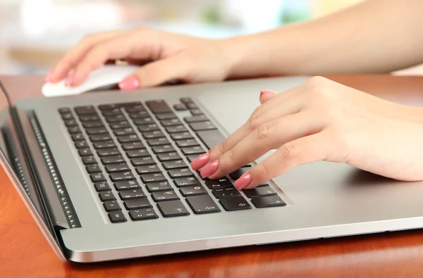 Mani femminili che scrivono su computer portatile, su sfondo luminoso — Foto Stock