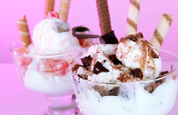 Sorvete com palitos de wafer no fundo rosa — Fotografia de Stock