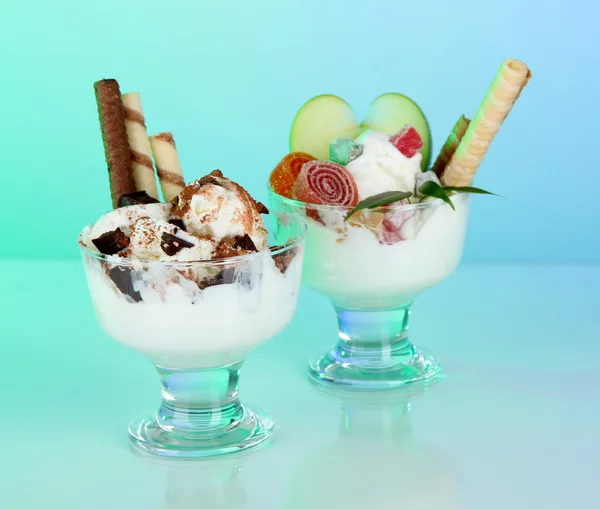 Helado con varillas de oblea sobre fondo azul — Foto de Stock