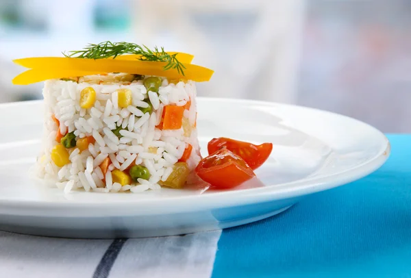 Heerlijke risotto met groenten op tafel in café — Stockfoto