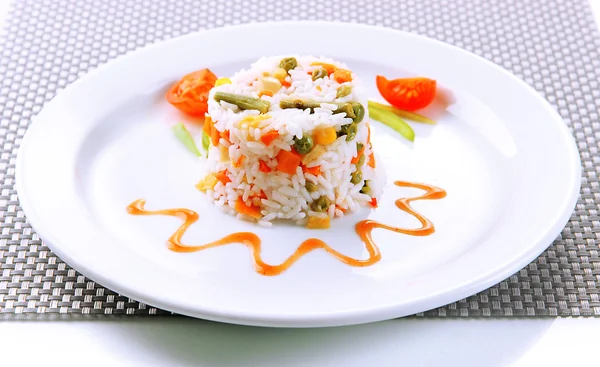 Delicioso risotto con verduras, aislado en blanco —  Fotos de Stock
