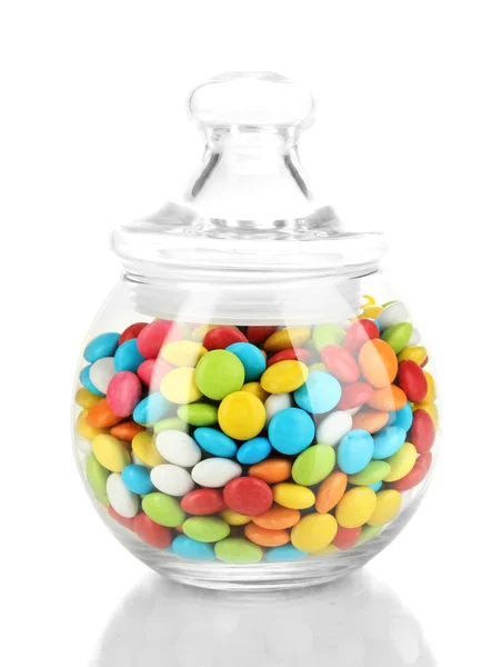 Färgglada karameller i glasburk isolerad på vit — Stockfoto