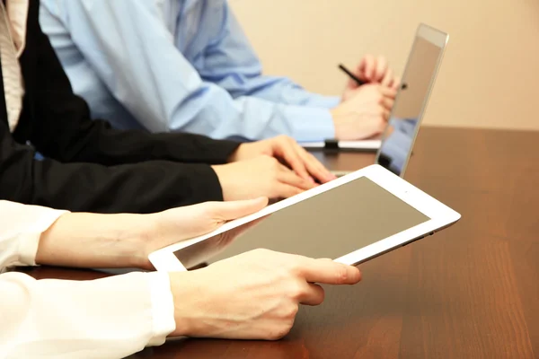 Vrouwelijke handen met digitale tablet op office achtergrond. — Stockfoto