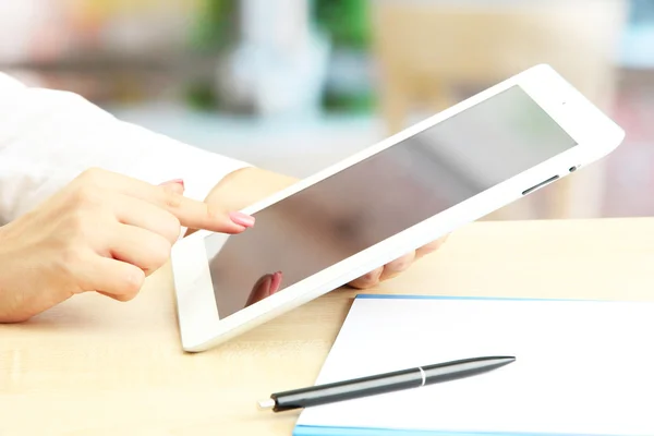 Female office worker using digital tablet in cafe — Stock Photo, Image