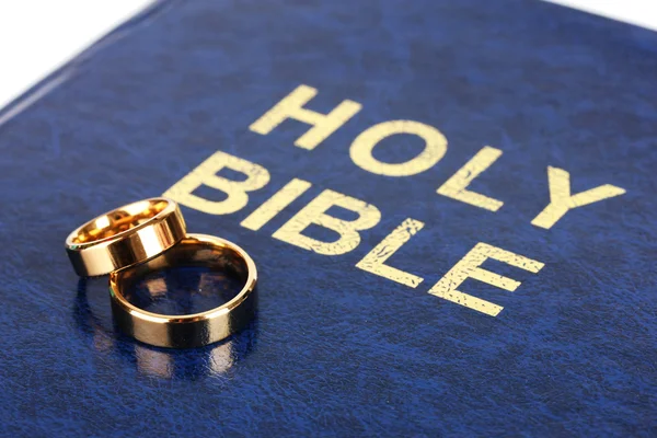 Wedding rings on bible — Stock Photo, Image