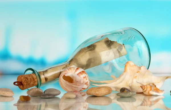 Özgün cam şişe ile deniz zemin üzerine mektup — Stok fotoğraf