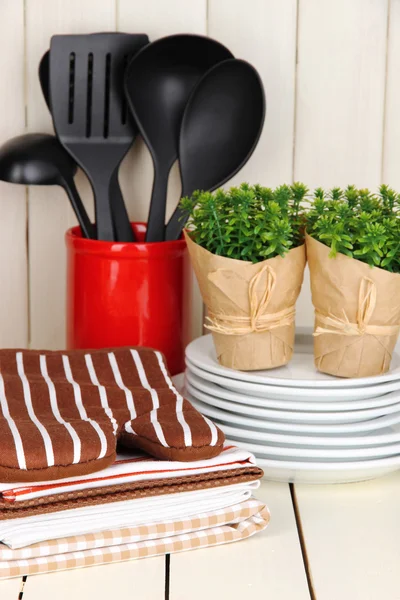 Keuken instellingen: gebruiksvoorwerp, pannenlappen, handdoeken en anders op houten tafel — Stockfoto