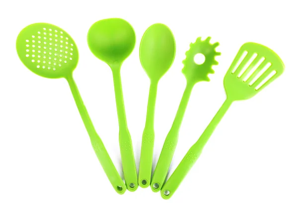 Зелений пластиковий кухонний посуд ізольований на білому — стокове фото