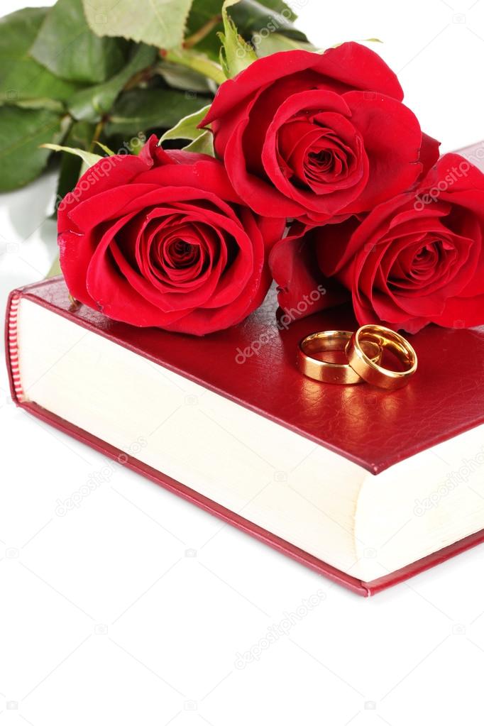 Fotos de Anillos de boda con rosas en la Biblia aislados ...