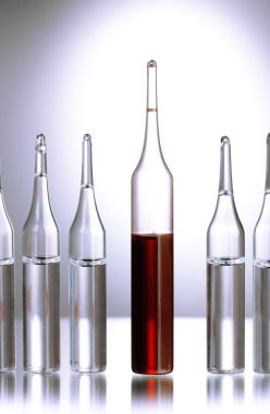 Gri arka planda tıbbi ampule