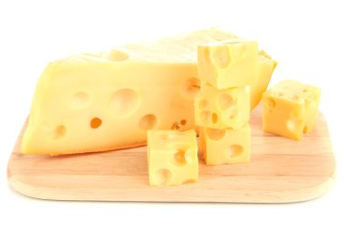 peynir ahşap tahta üzerinde beyaz izole kesmek