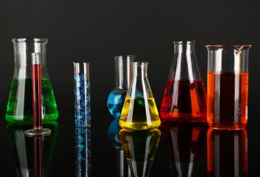 test tüpleri ile koyu gri arka plan üzerinde renkli sıvı