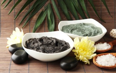 Bambu zemin üzerine spa uygulamaları için kozmetik kil ile kompozisyon