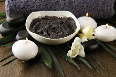 ahşap zemin üzerinde spa uygulamaları için kozmetik kil ile kompozisyon