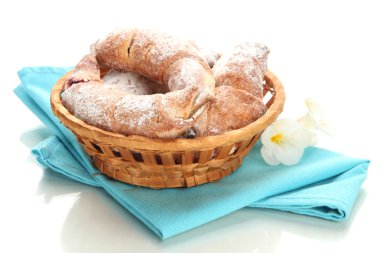 tat kruvasan whit üzerinde izole sepeti