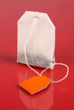 çay torba kırmızı zemin üzerine