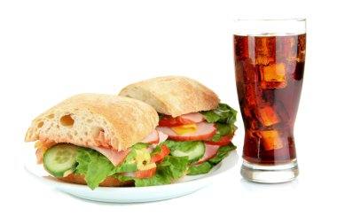 Lezzetli sandviç ve buz üzerinde beyaz izole cola bardağı