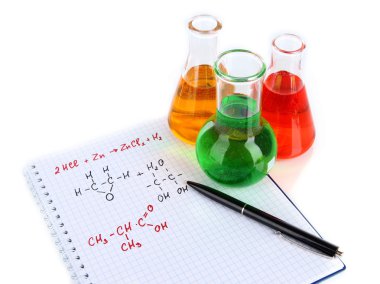 test tüpleri ile renkli sıvılar ve formüller üzerinde beyaz izole