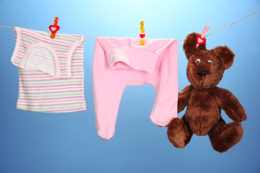 clothesline, renkli arka plan üzerinde asılı bebek giysileri