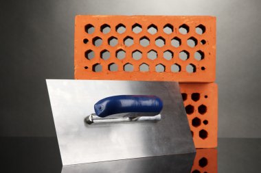 metal araç için bina ve siyah izole Tuğlalar