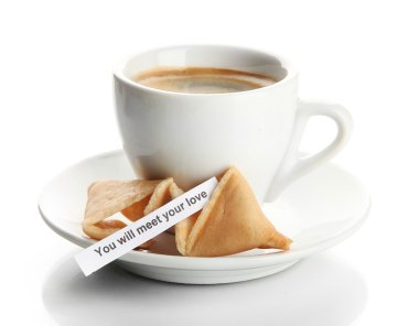 fincan kahve ve fal kurabiyesi, üzerinde beyaz izole