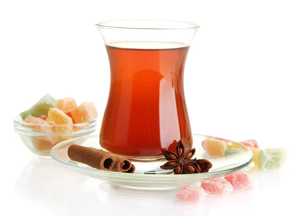 Glas Turkse thee en rahat verrukking, geïsoleerd op wit — Stockfoto