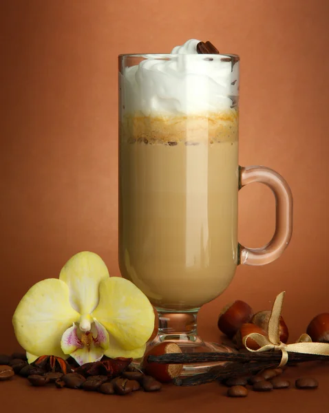 Doftande kaffe latte glas Cup med kryddor, på brun bakgrund — Stockfoto