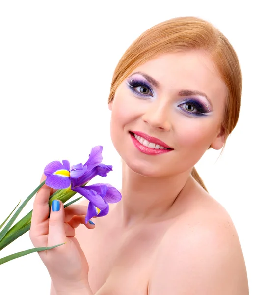 Piękna młoda kobieta z seksowny makijaż i kwiat na białym tle — Zdjęcie stockowe