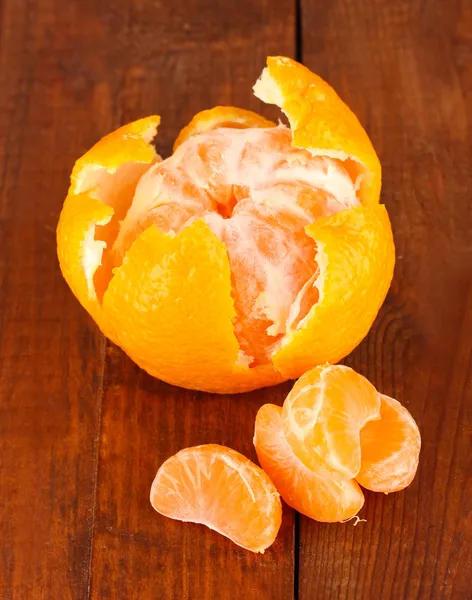 Mandarina saborosa em fundo de madeira — Fotografia de Stock