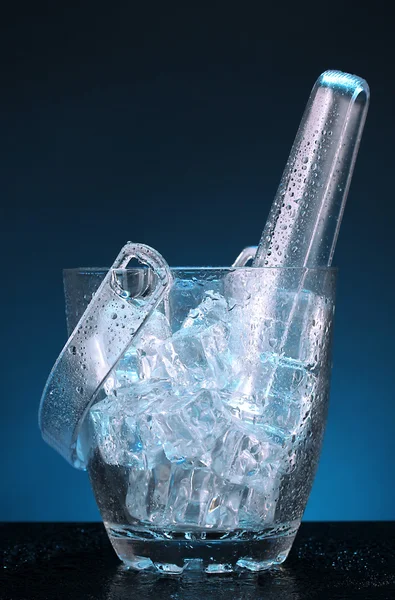 Secchio di ghiaccio in vetro su sfondo blu scuro — Foto Stock