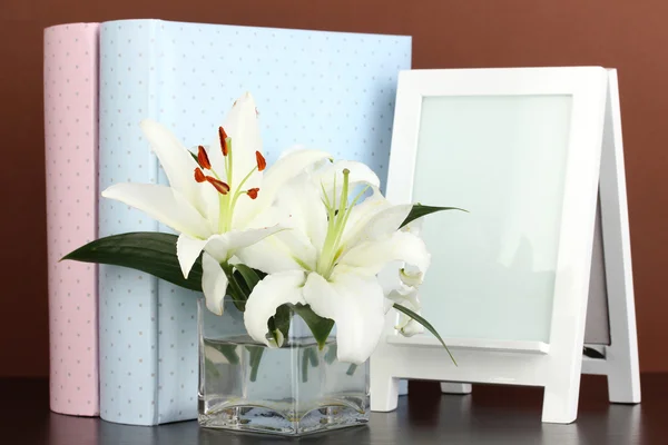 Marco de fotos blanco para la decoración del hogar sobre fondo marrón — Foto de Stock