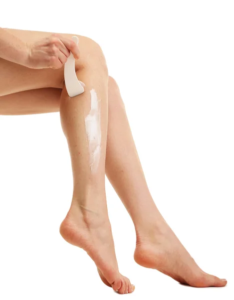 Pernas de mulher bonita com creme de depilação, isolado em branco — Fotografia de Stock