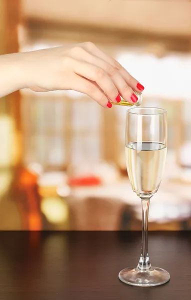 Häll något i glas med drink på träbord på rummet bakgrund — Stockfoto