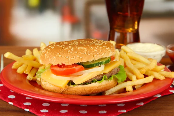 Sabrosa hamburguesa con patatas fritas y bebida fría, sobre fondo brillante —  Fotos de Stock