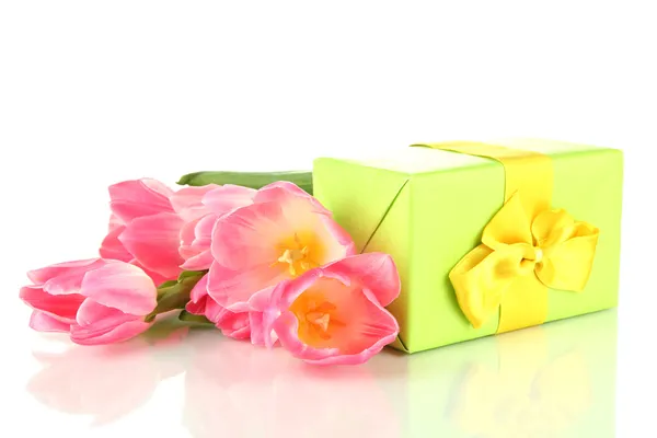 Różowe tulipany i pudełko, na białym tle — Zdjęcie stockowe